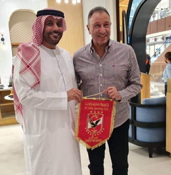 الخطيب يُهدي درع وعلم الأهلي لرئيس مجلس الشارقة الرياضي في حضور نجوم منتخب الإمارات