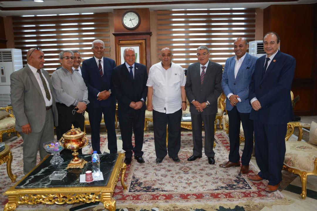 محافظ المنيا يستقبل نقيبا المعلمين والزراعيين ويؤكد على التنسيق المشترك لدعم قطاعي التعليم والزراعة