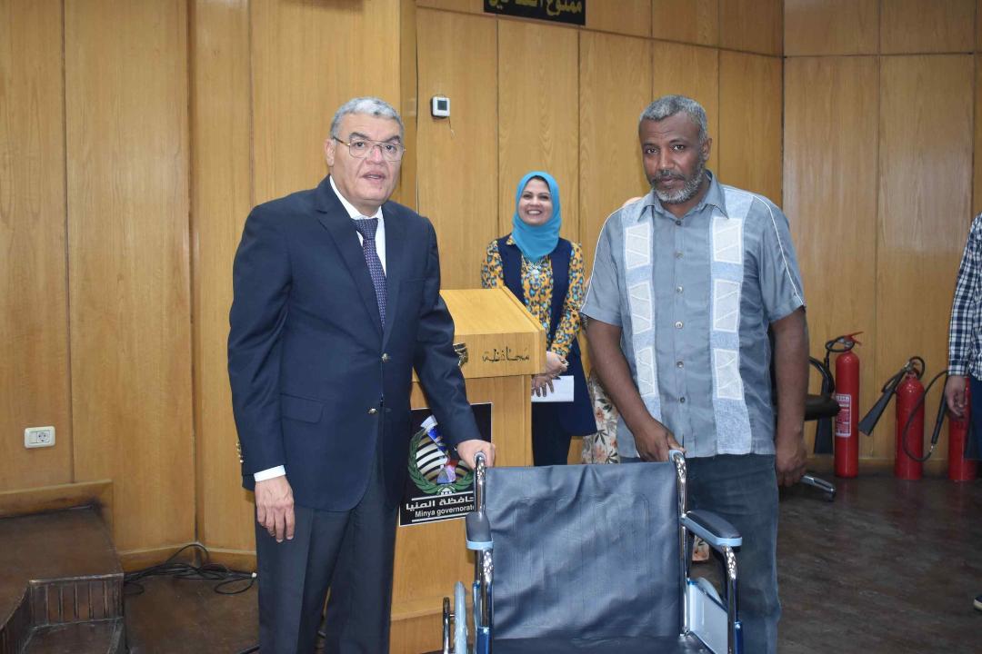 محافظ المنيا يعقد لقاء خدمة المواطنين ويوجه بتوفير الدعم لعدد من الحالات المستحقة