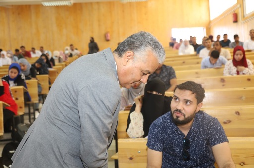 رئيس جامعة جنوب الوادي يتفقد امتحانات الدراسات العليا بكلية التجارة