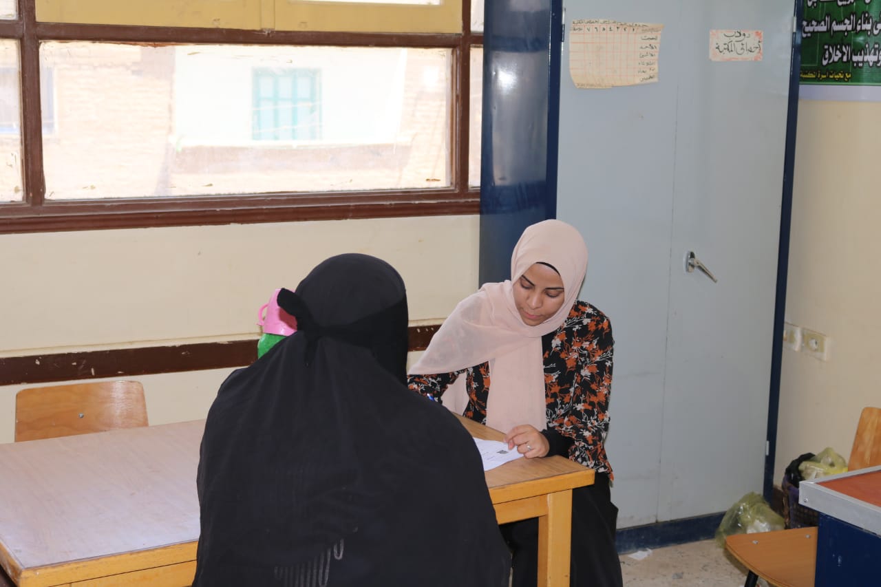 قافلة جامعة جنوب الوادي تناظر 553 حالة بقرية أبنود بقنا