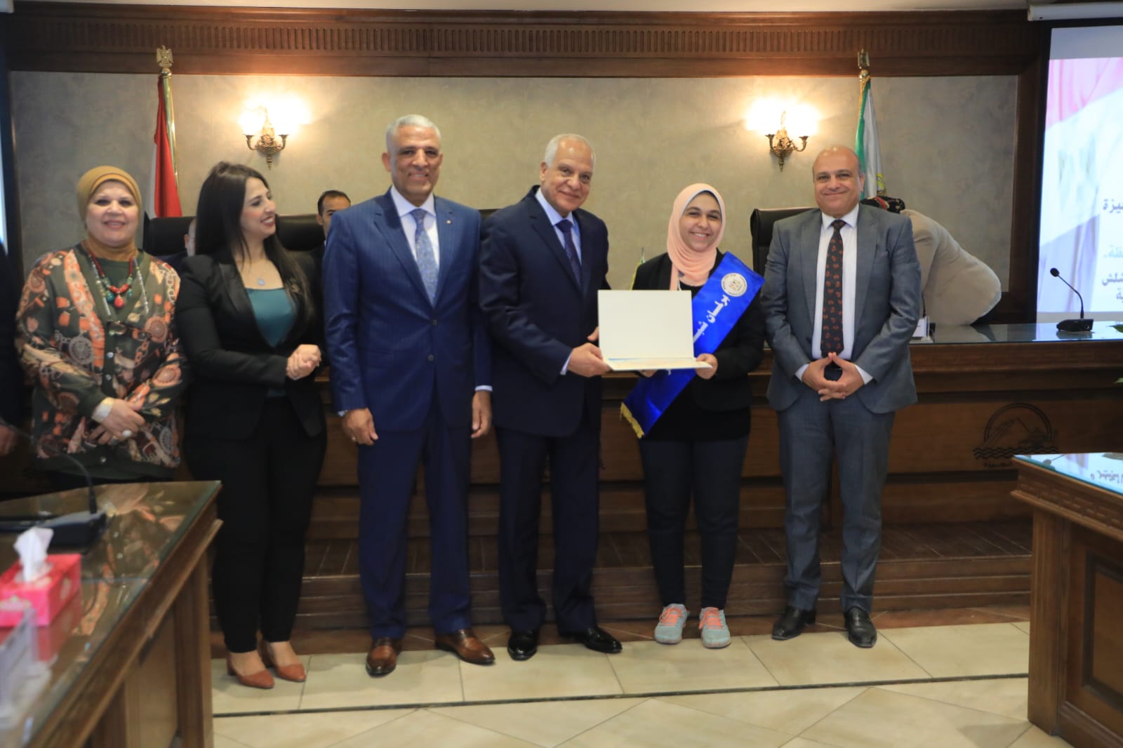 بالصور.. محافظة الجيزة تنظم جلسه لبرلمان الشباب لمحاكاة  الحكومة المصرية ومجلسي النواب والشيوخ

