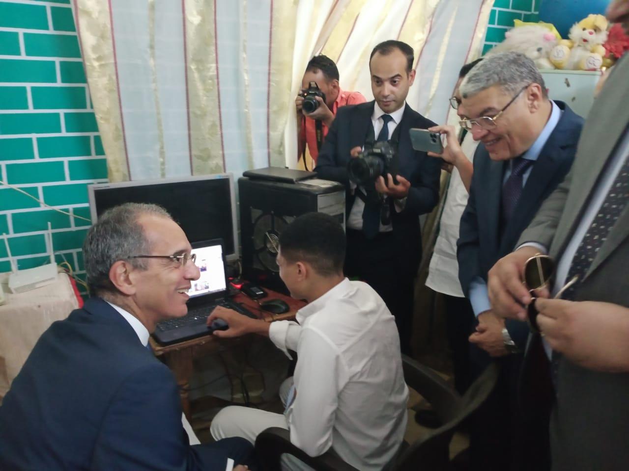 وزير الاتصالات ومحافظ المنيا يطلقان خدمات  الانترنت فائق السرعة بقرية المعصرة بمركز ملوي ضمن المبادرة الرئاسية حياة كريمة