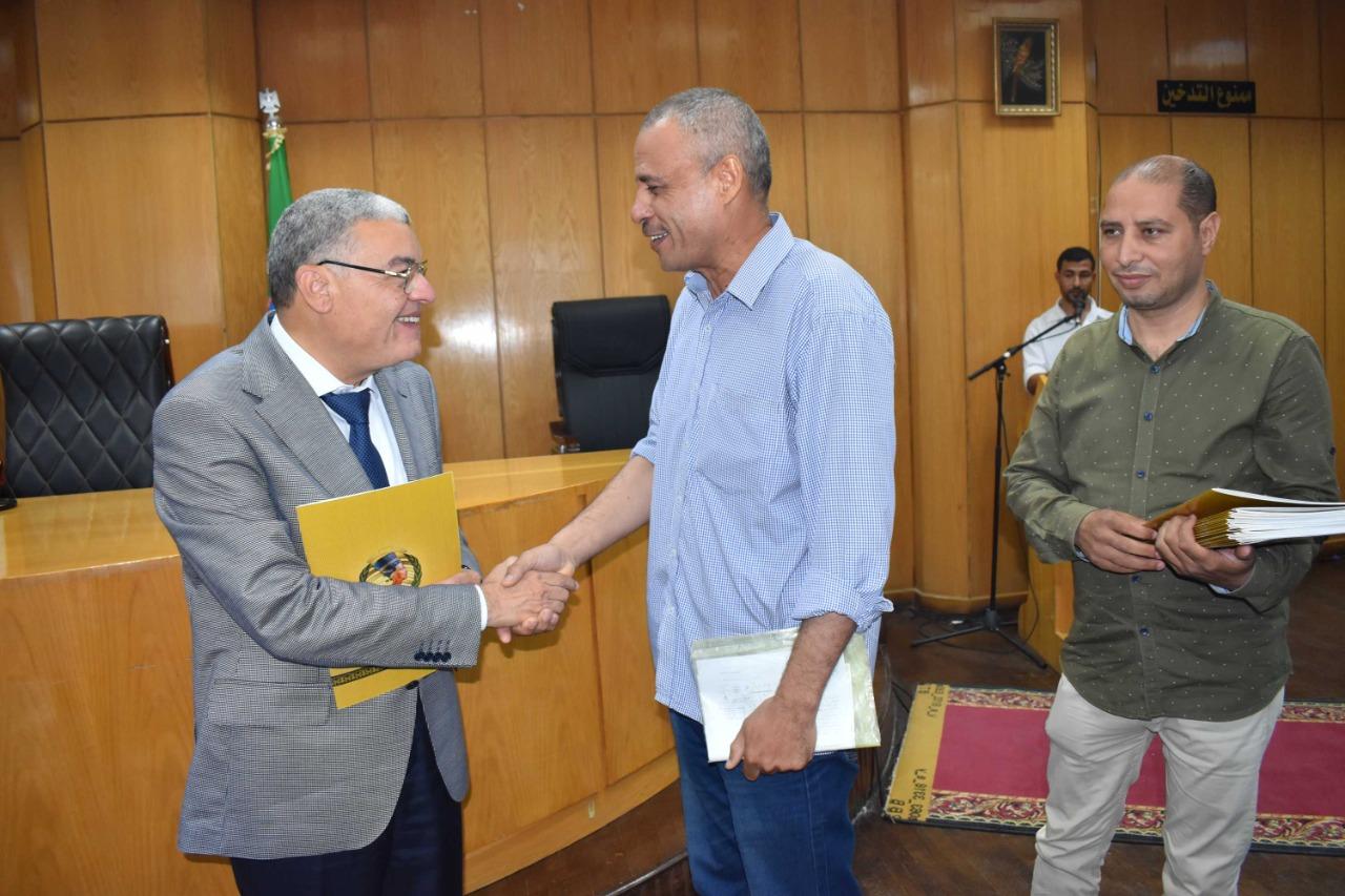 محافظ المنيا يسلم 53 عقدا جديدا لتقنين أوضاع أراضي أملاك الدولة