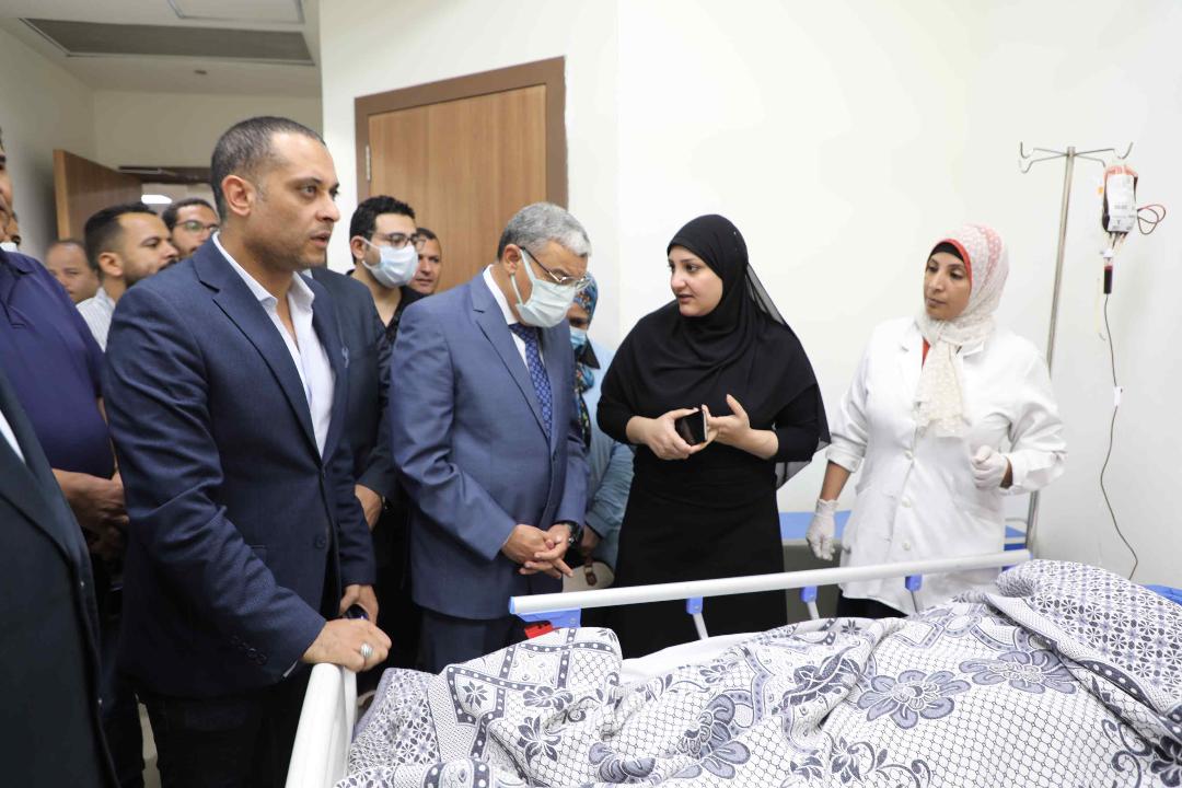 محافظ المنيا يتابع الحالة العامة لمصابي حادث تصادم سيارتين بمستشفي سمالوط التخصصي