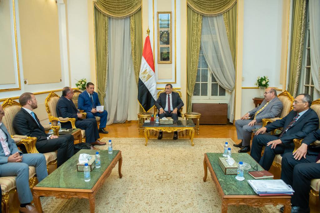 وزير الدولة للإنتاج الحربي يبحث مع شركة 