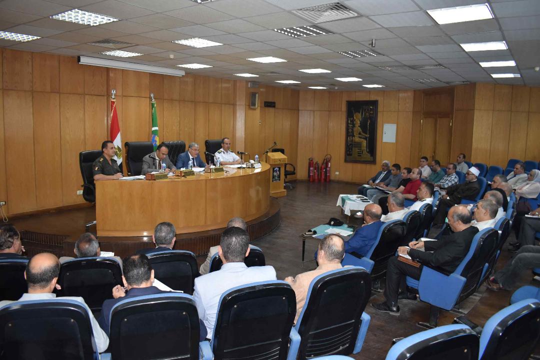 محافظ المنيا يناقش خطة المحافظة الشاملة استعداداً للعام الدراسي الجديد