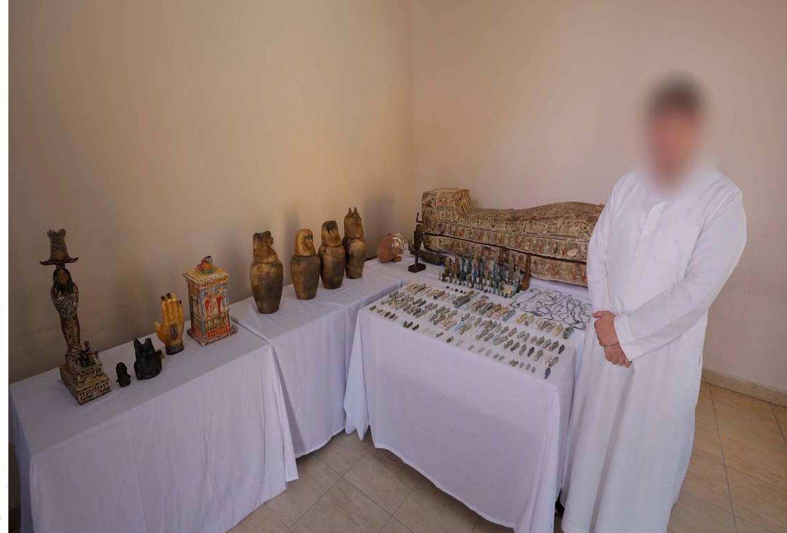 النيابة تأمر بحبس متهم لاتجاره في 295 قطعة مشتبه في أثريتها بميت غمر



