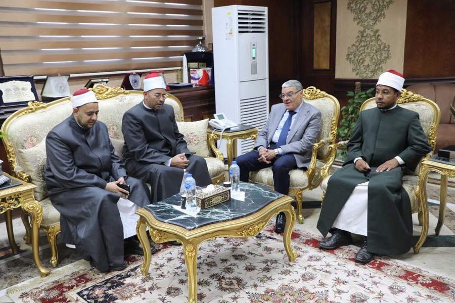 محافظ المنيا يستقبل وفد قافلة 