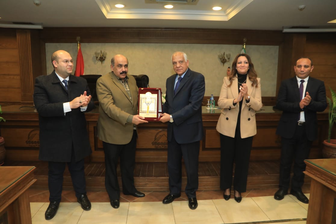محافظ الجيزة يكرم اللواء علاء بدران لتوليه منصب سكرتير عام محافظة أسيوط ولمجهوداته خلال الفترة الماضية
