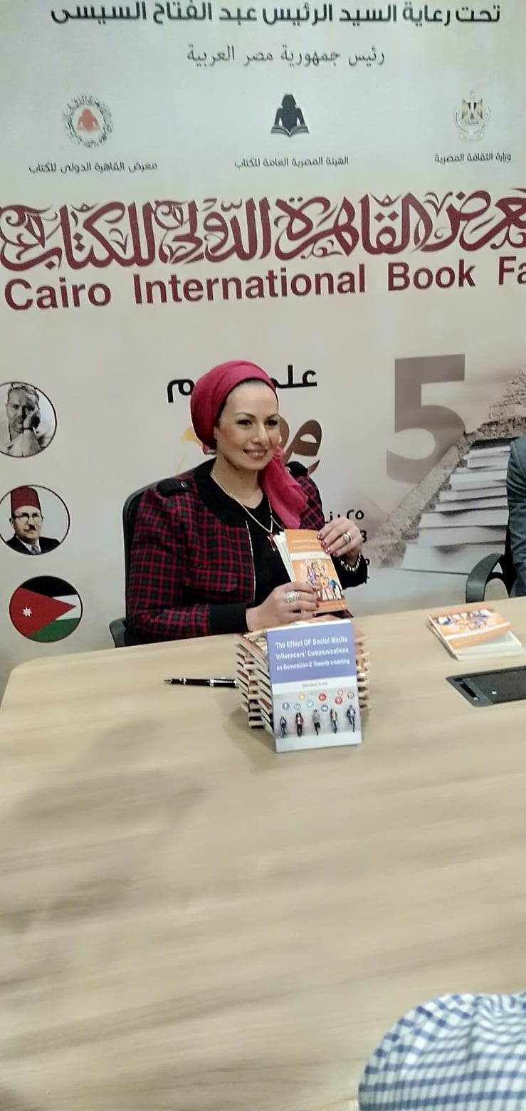 كتاب يوثق نفوذ المؤثرين علي مواقع التواصل الاجتماعي بمعرض الكتاب