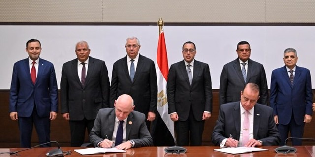 سفير قطر بالقاهرة يشهد توقيع مذكرة تعاون مع قناة السويس بـ 1.5 مليار دولار