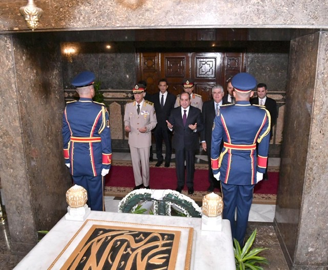 بالصور.. السيسي يضع إكليلًا من الزهور على النصب التذكاري لشهداء القوات المسلحة