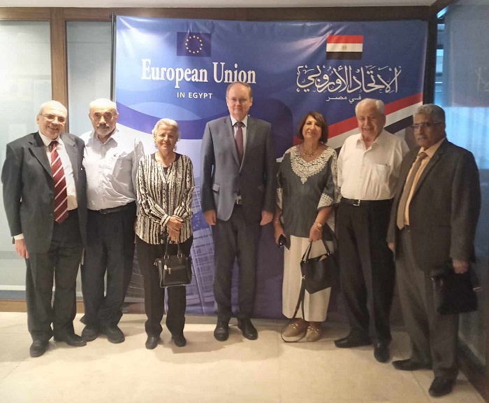 وفد من قيادات اللجنة الشعبية المصرية للتضامن مع فلسطين يسلم مذكرة لسفير الاتحاد الأوروبي
