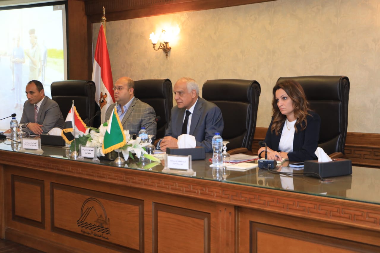محافظ الجيزة يعقد إجتماعا عاجلا لبحث موقف المعدات الميكانيكية المستخدمة لإدارة الأزمات والطوارئ والكوارث