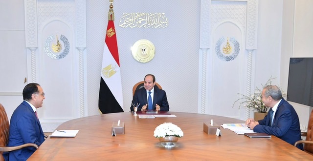 السيسي يوجه بإرسال 650 طنا من المساعدات لغزة والتأكد من توافر احتياطي السلع مع اقتراب رمضان 