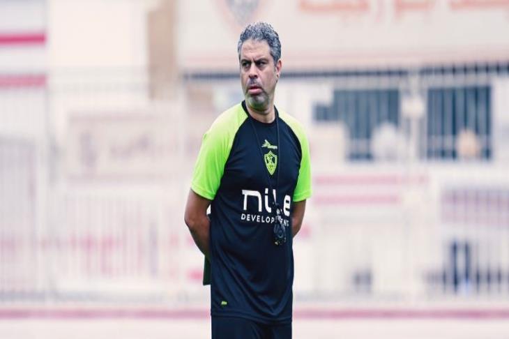 معتمد جمال يعقد جلسة تحيفيزية مع اللاعبين قبل المران استعدادًا لمواجهة أبوسليم الليبي 