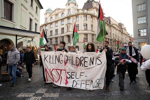 تظاهرة حاشدة في براغ بمناسبة يوم الطفل العالمي تنديدًا بالقتلة وحدادًا على ضحايا فلسطين  

