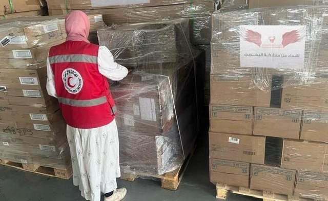 وصول الشحنة الثانية من المساعدات البحرينية إلى مطار العريش لدخولها قطاع غزة