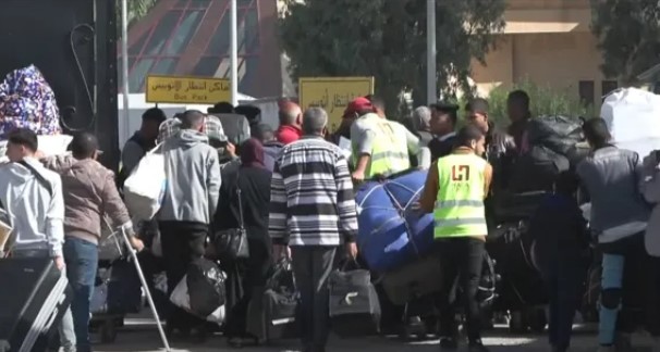 بدء دخول العالقين الفلسطينيين في مصر إلى غزة