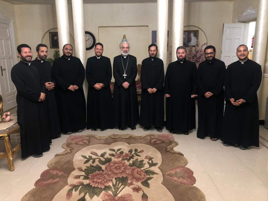 مطران المنيا للكاثوليك يلتقي الكهنة حديثي الكهنوت بالإيبارشية 
