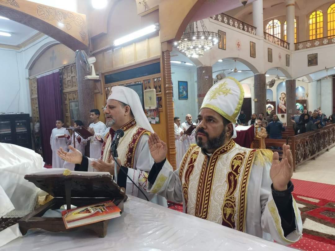 مطران جنوب المنيا للكاثوليك يترأس القداس بكاتدائية أم النعم الإلهية بأبوقرقاص 