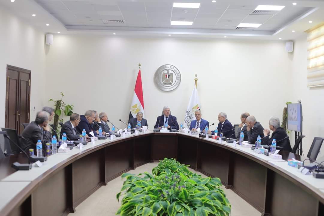 المستشار عبد الوهاب عبد الرازق رئيساً لمجلس أمناء جامعة المنيا الأهلية ود. أحمد زايد نائبا ود. أحمد شوقي زهران أميناً