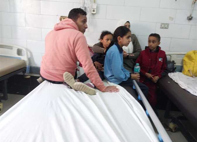 بتسريب غاز ..  إصابة ٣٦ تلميذًا باختناق فى قنا ونقلهم للمستشفى

