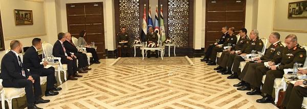 معرض إيديكس يشهد إقبالاً كبيراً وإشادة واسعة ووزير الدفاع ورئيس الأركان يعقدان لقاءات الثنائية مع قادة الوفود المشاركة