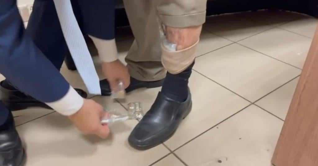 ضبط راكب عربي حاول تهريب ٤٠ ساعة روليكس علي جسده