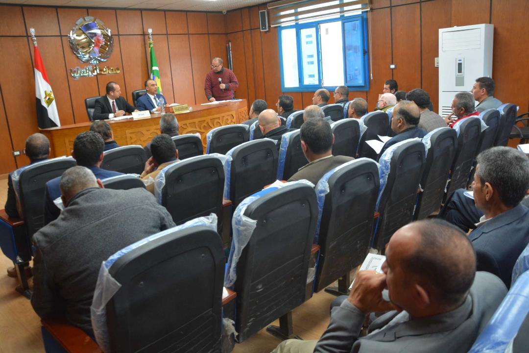 نائب محافظ المنيا يناقش مشروعات الخطة الاستثمارية للعام الجاري