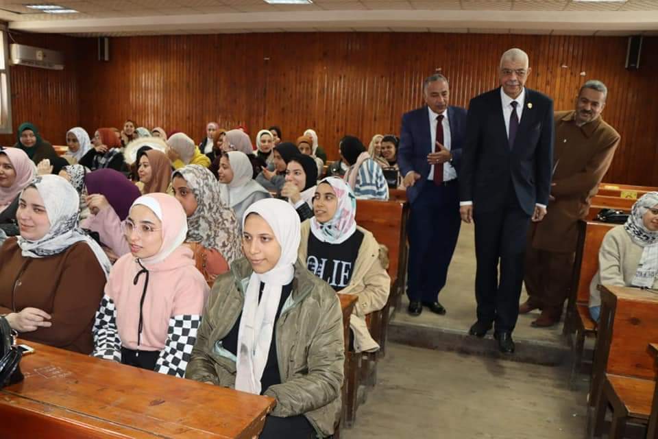 رئيس جامعة المنوفية يتابع انتظام العملية التعليمية بالفصل الدراسي الثاني بكليات الاقتصاد المنزلى والتربية والطفولة المبكرة

