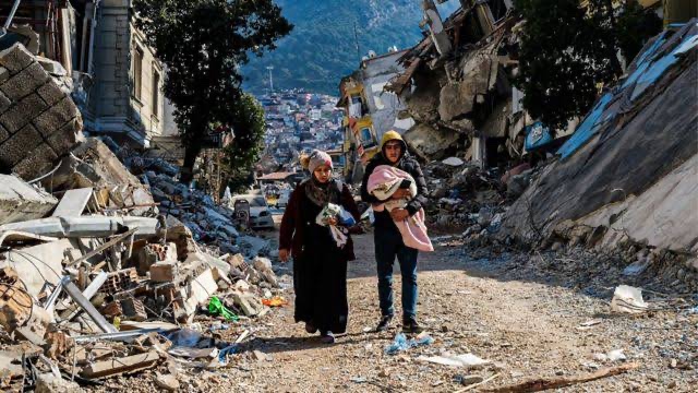 وزارة الخارجية تتابع عمليات البحث عن المصريين المفقودين جراء زلزال تركيا و سوريا