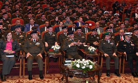 وزير الدفاع يشهد مناقشة بحث بعنوان 