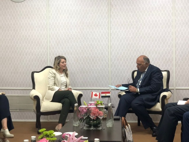 وزير الخارجية يلتقي مع نظيرته الكندية بنيودلهي