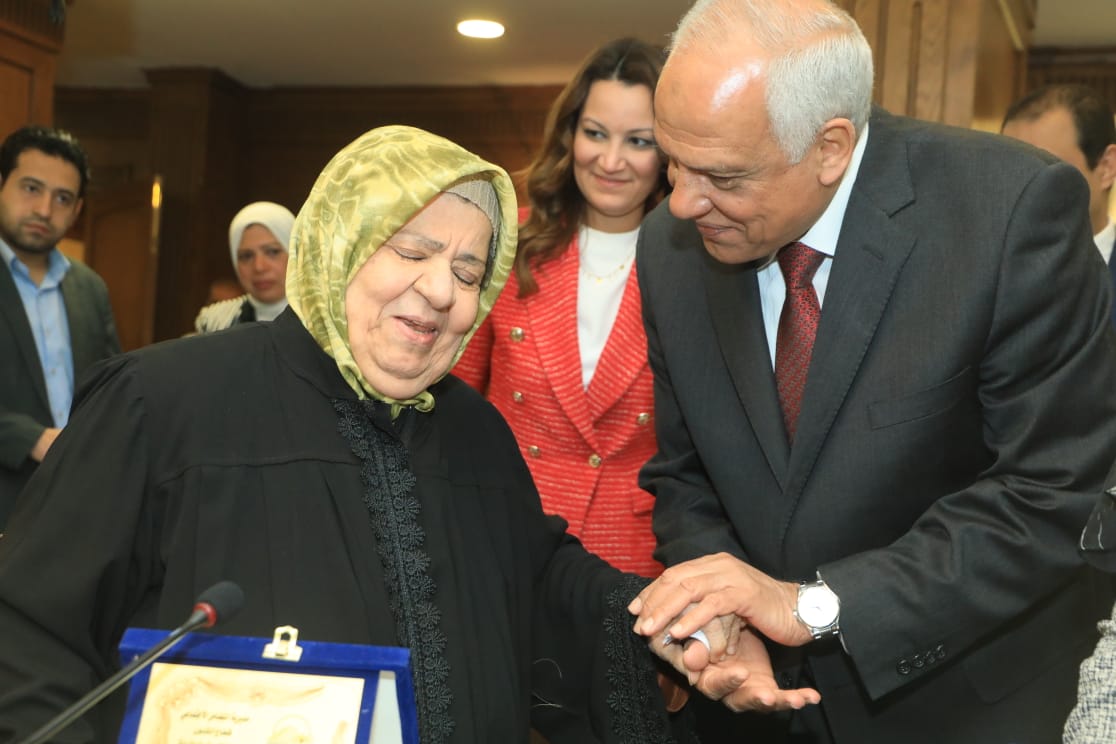 بالصور.. محافظ الجيزة يكرم الأمهات المثاليات بالمحافظة