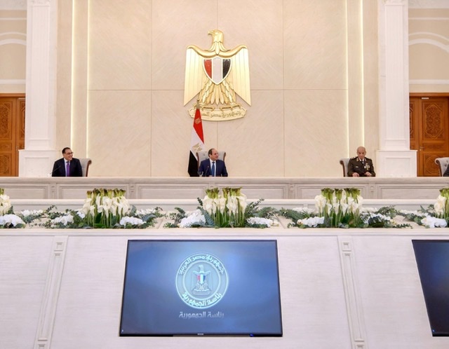 الرئيس السيسي يستعرض خطة الحكومة لنقل الوزارات ومختلف أجهزة ومؤسسات الدولة للعاصمة الإدارية