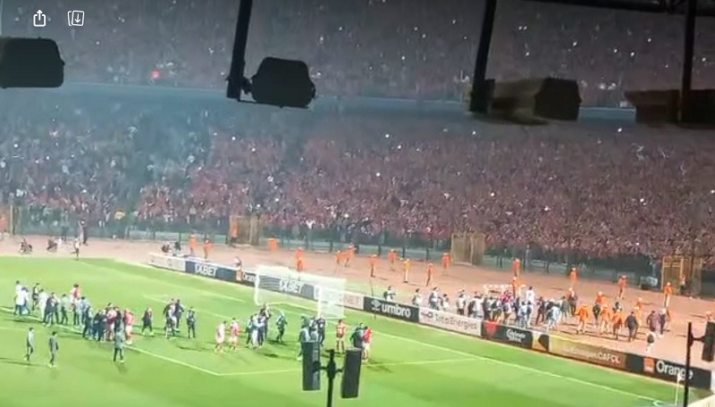 لاعبو الأهلي يرقصون مع الجماهير ابتهاجا بالصعود لدور الثمانية