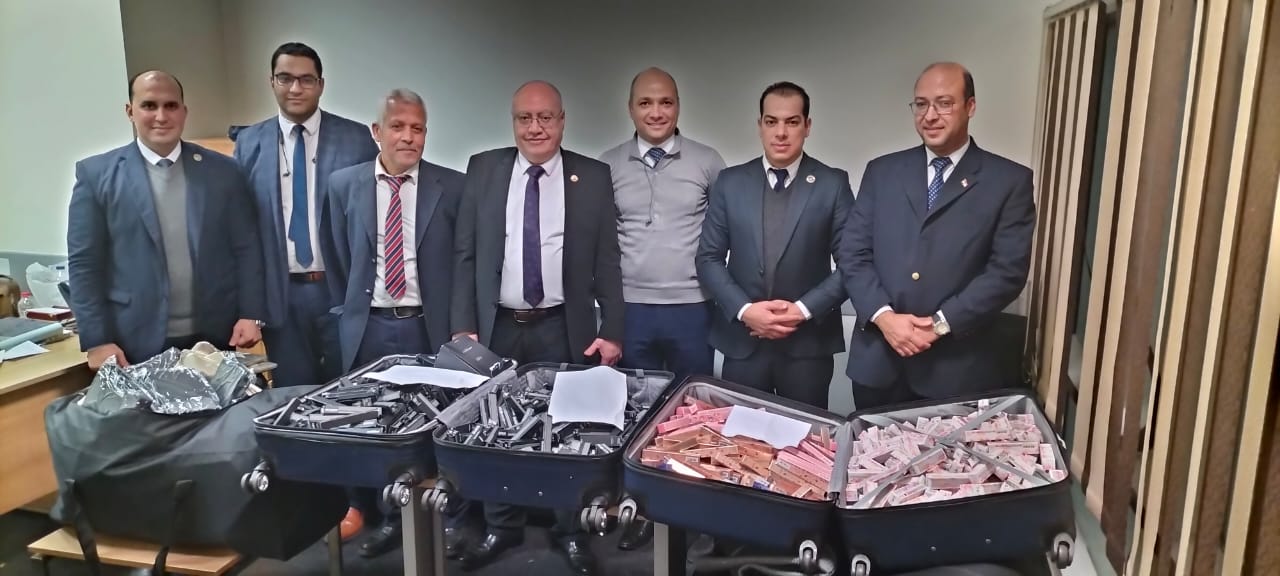 جمارك مطار القاهرة تحبط تهريب كمية كبيرة من مستحضرات التجميل غالية الثمن