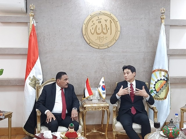 سفير كوريا لدي مصر يزور مرسي مطروح وسيوة لتحقق الأمن والسلامة للسياح الكوريين