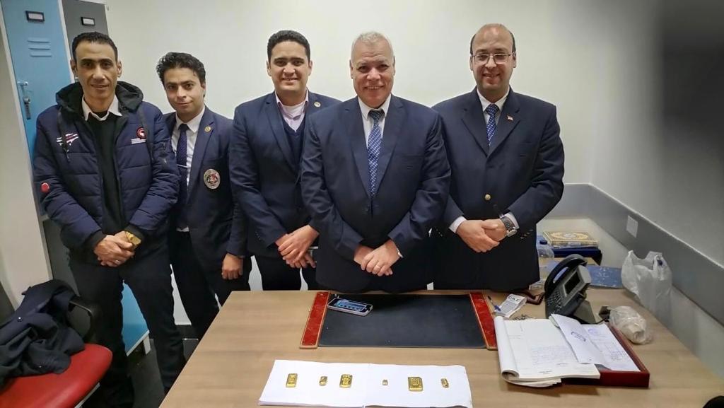ضبط راكب بحوزته شرائط مخدرة واخر اخفي سبائك ذهبية اسفل ملابسه الداخلية
