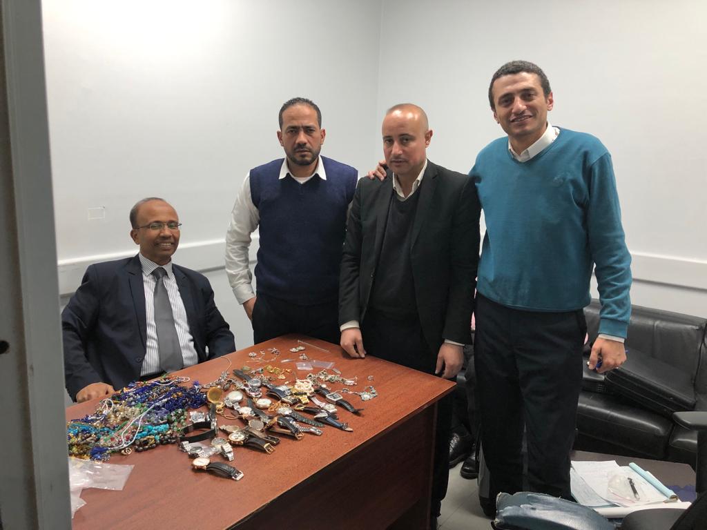ضبط راكب بحوزته كمية من الساعات الرولكس والاحجار الكريمة والمشغولات المرصعة بالالماس

