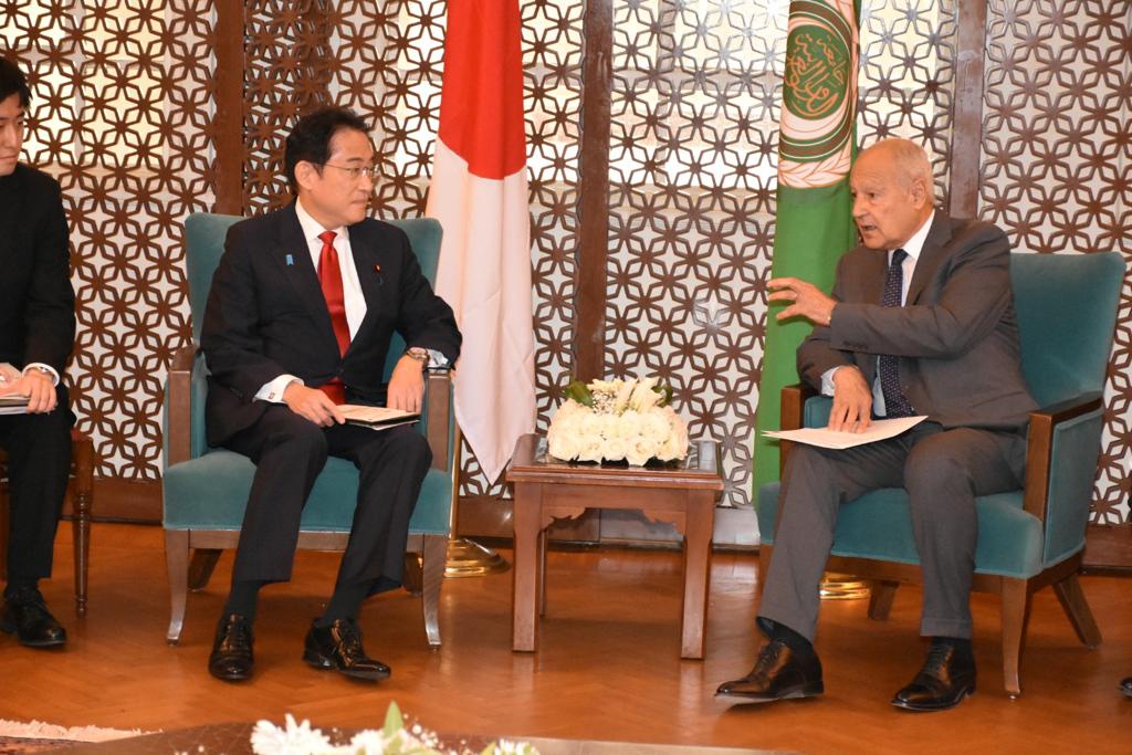 أبو الغيط يبحث رئيس وزراء اليابان سبل تعزيز التعاون وتنسيق الجهود بشأن القضايا الدولية
