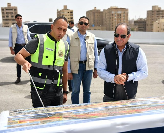 بينها محور أحمد عرابي.. الرئيس السيسي يتفقد مشروعات المحاور والطرق بمحافظة الجيزة 