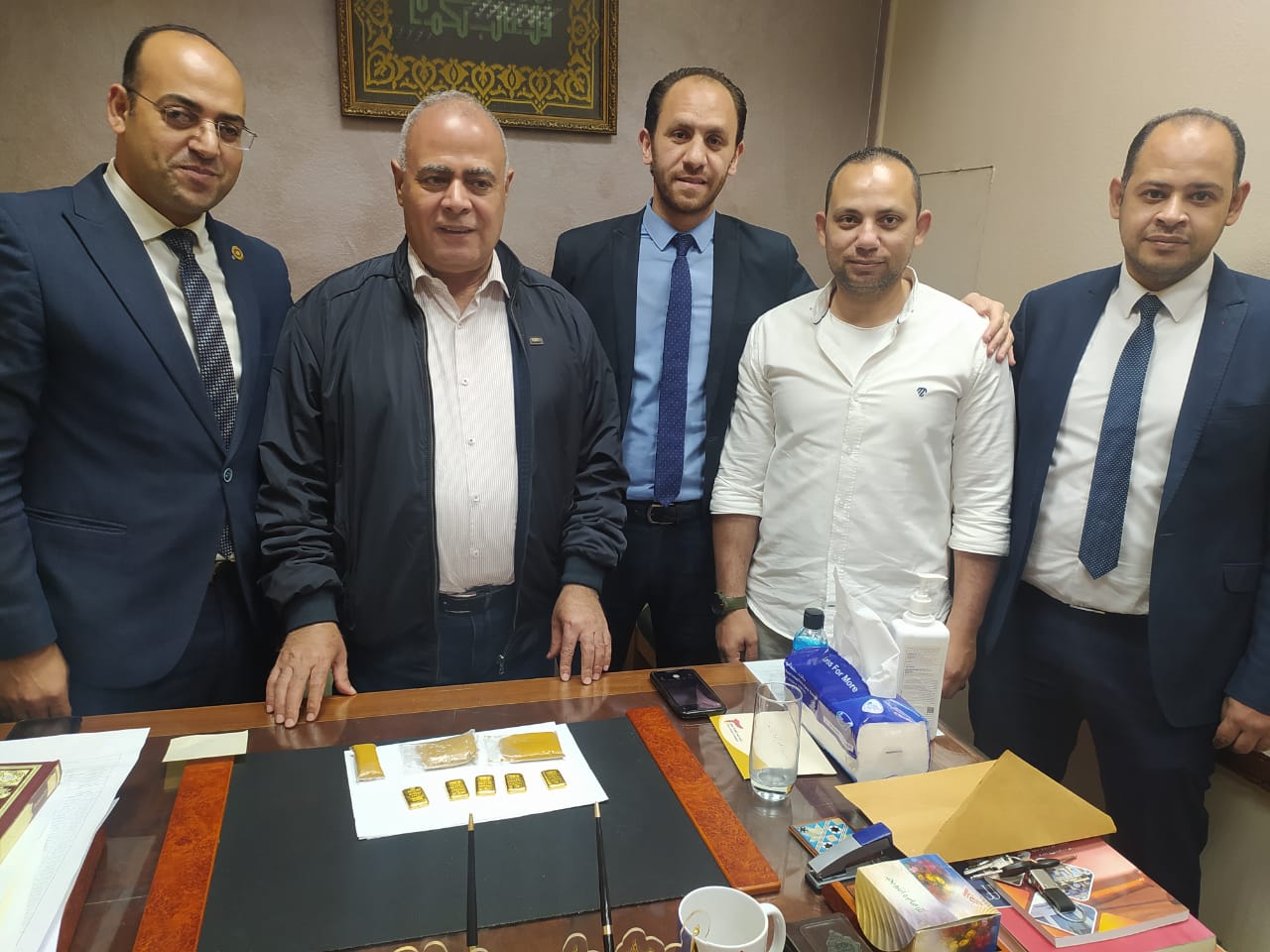 ضبط ركاب بحوزتهم عقاقير مخدرة واخفوا سبائك ذهبية علي أجسادهم

