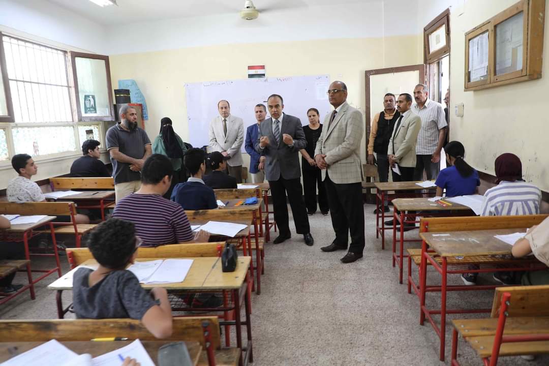 نائب محافظ المنيا يتفقد عددا من لجان امتحانات الشهادة الإعدادية