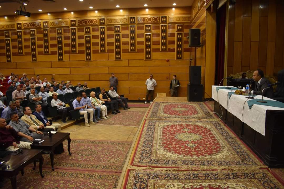 نائب محافظ المنيا يعقد اجتماعا لمتابعة موقف توريد محصول القمح لتعزيز نسب التوريد وتحقيق المستهدف