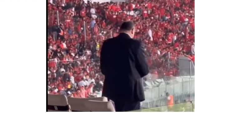 كاميرا تلتقط أداء محمود الخطيب لصلاة العشاء بين شوطي مباراة الوداد 