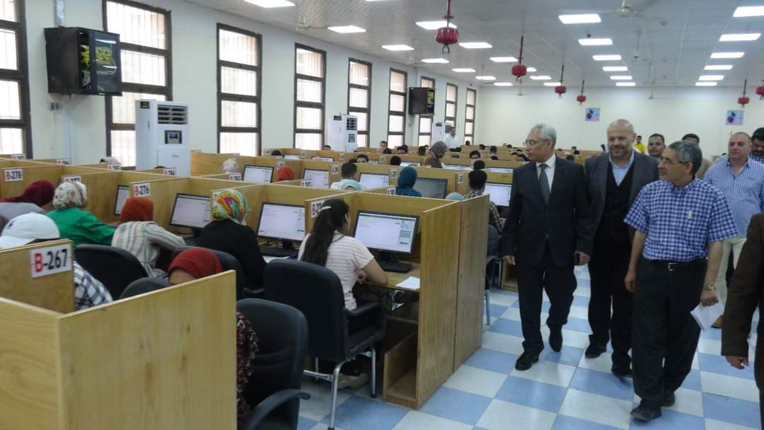 رئيس جامعة المنيا يتفقد سير الاختبارات الإلكترونية لطلاب طب الاسنان والصيدلة في أولى أيامها