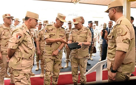 وزير الدفاع يلتقى بعدد من قادة القوات المسلحة ويكرم الفائزين فى بطولة الدرع العام للرماية الدولية